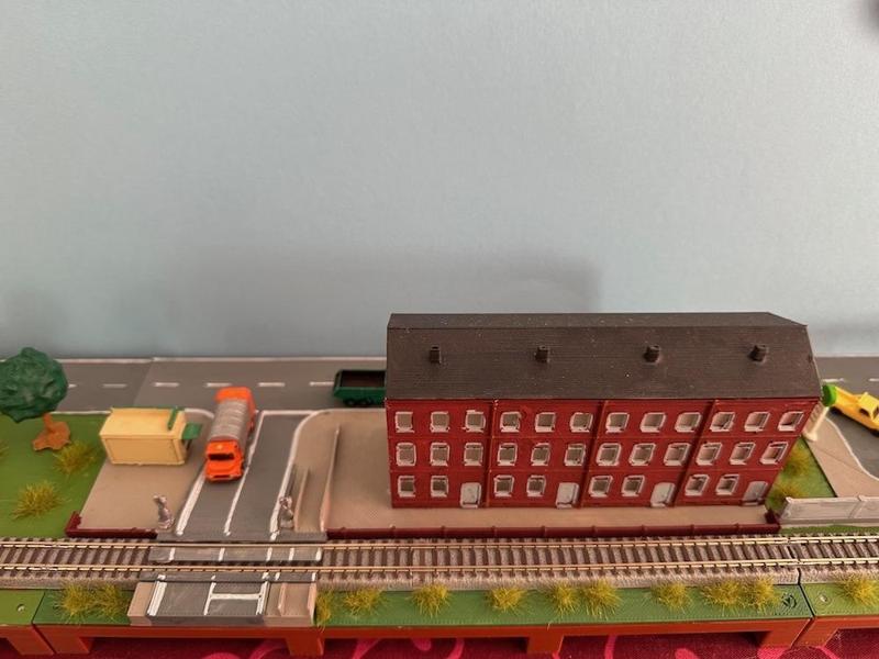 “z-slat“ 08 house and railroad crossing (z-scale)
