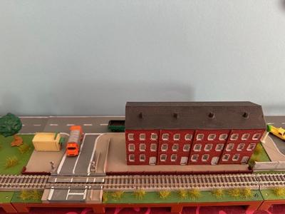 “z-slat“ 08 house and railroad crossing (z-scale)