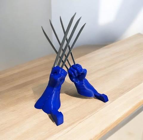 Wolverine Claw Book Stand