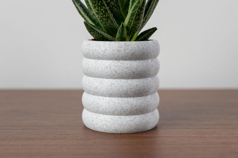 Planter with Twist-Off Drip Tray – Bubbles