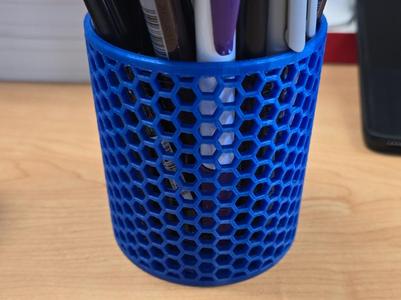 六边形镂空笔筒Hexagonal hollowed-out pen container