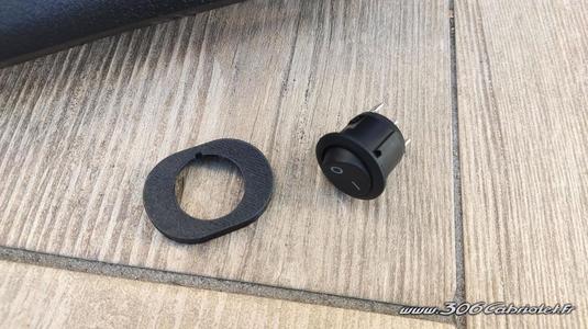 fixation interrupteur pour coque inférieure de volant Peugeot 306