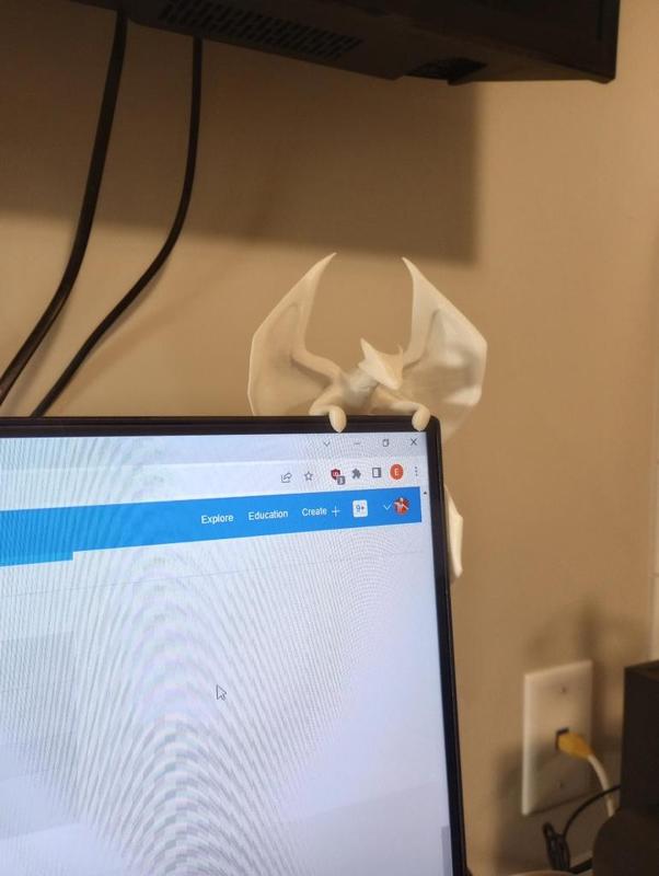 Dragon that hangs on your monitor (v3)