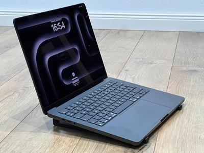 Universal Laptop stand – MacBook Pro optimised