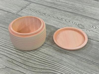 Canister with screw on lid – Squiggly zig zag pattern