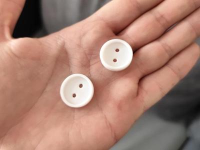 Practical clothing button measuring 20x20mm