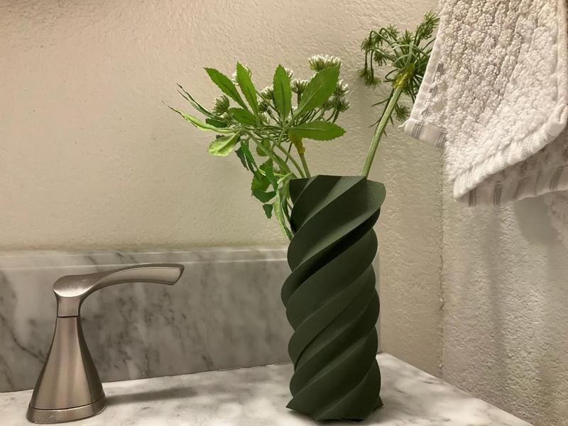 A twisted irregular pentadecagon vase (Vase mode)