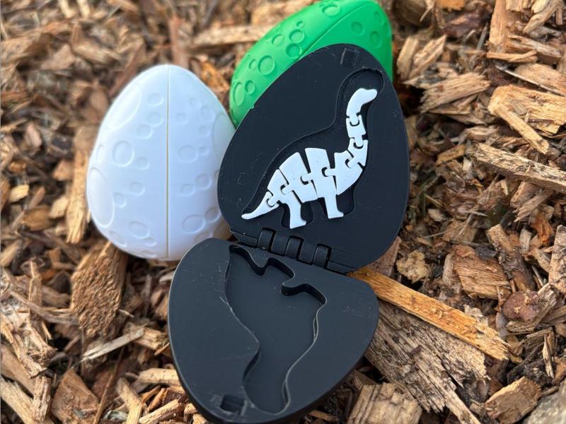 Flexi Brontosaurus egg – snaps shut