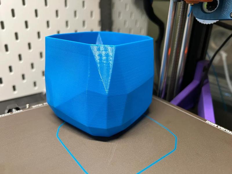 Low-poly “rounded” square planter (Vase Mode)