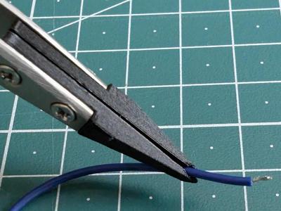 Replaceable grooved tips for Bernstein tweezers