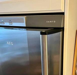 Handle/brace for AEG Santo fridge/freezer
