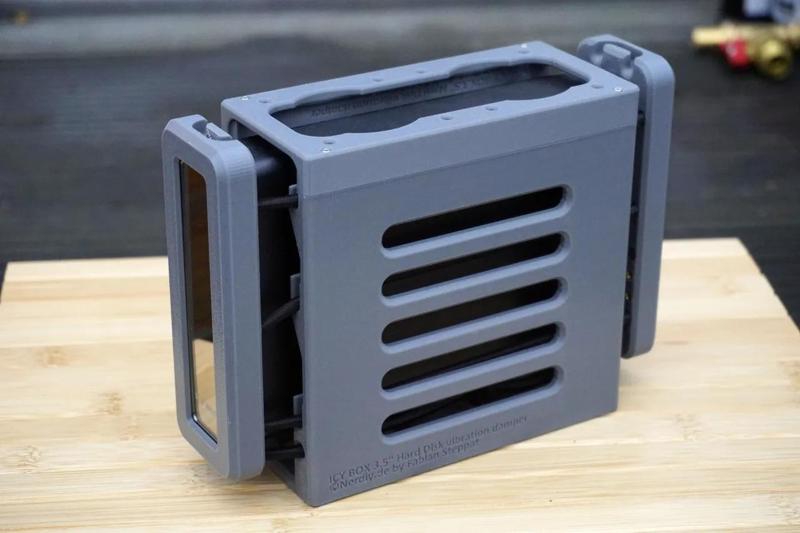 ICY BOX 3.5″ Hard Drive Decoupler by Nerdiy.de