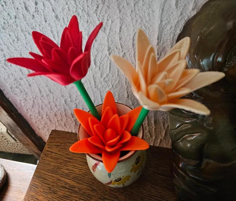 Flower with stems 10, 15 and 20 cms - Fleur avec tiges de longueur 10, 15 et 20 cms.   