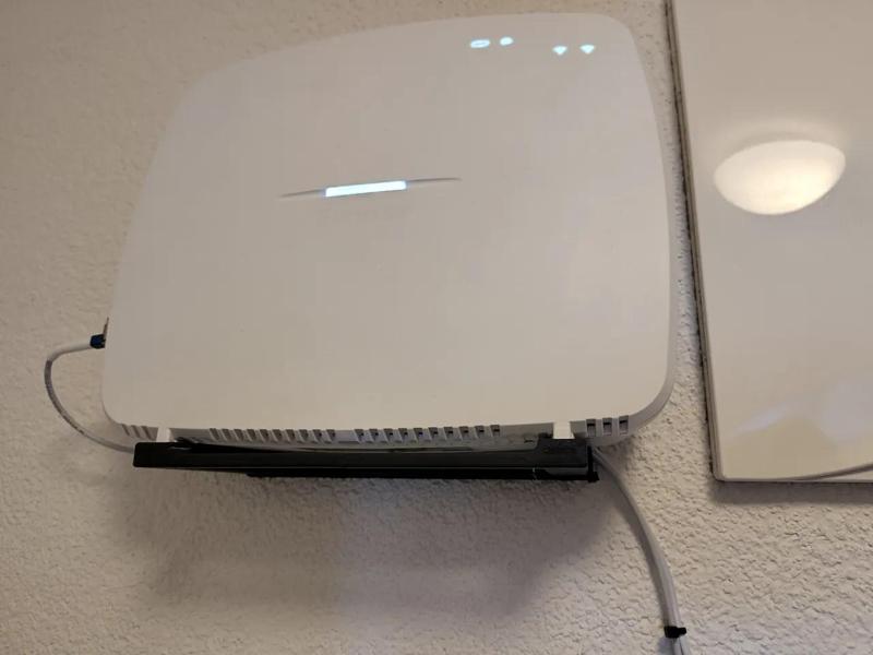 Sunrise Internet Box – Wandhalter