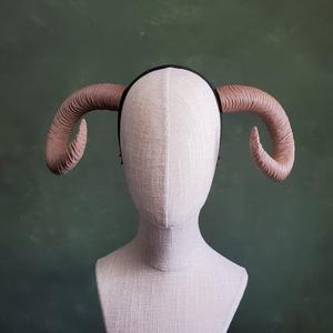 Celine | Medium Curled Horns