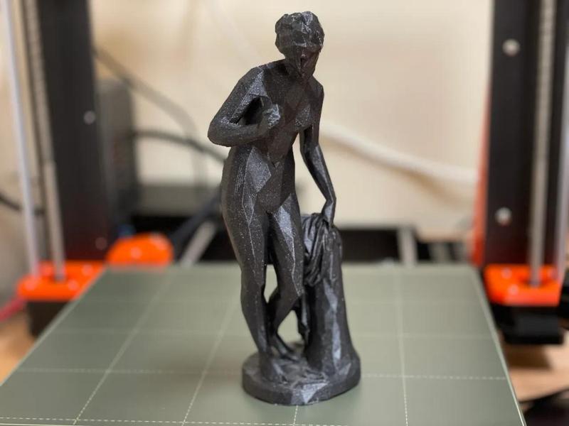 Lowpoly Venus with Apple