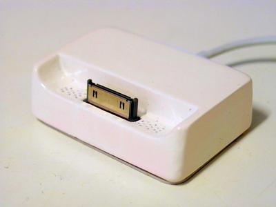 iPhone4 dock copes with phone jacket