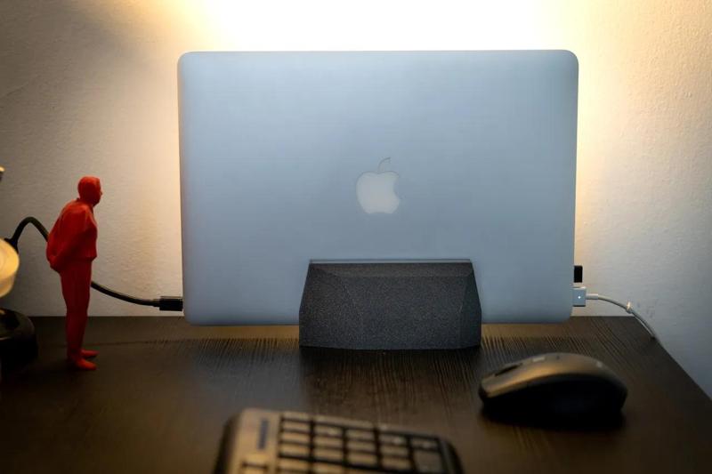 Laptop vertical stand