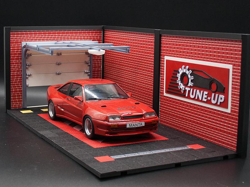 Modular Garage Diorama with tile floor, scale 1:18