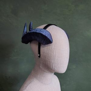 Kolsun | Large Wavy Horns