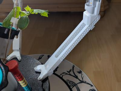Hydroponic adjustable LED arm