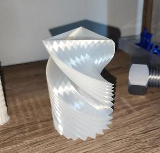 Infinity Triangle – Vase Mode Centerpiece