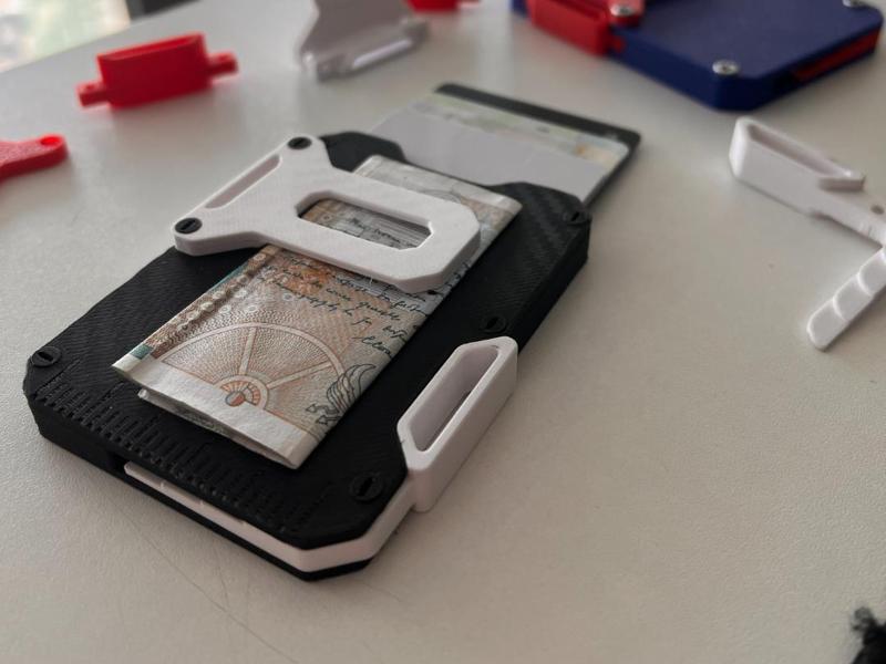 R4 Wallet – MagSafe Card Lever Mechanism