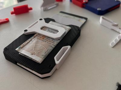 R4 Wallet – MagSafe Card Lever Mechanism