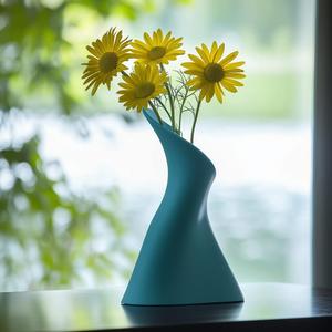 Fluent Form – A Vase of Flowing Elegance