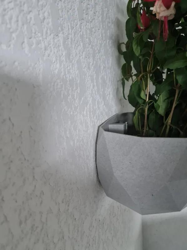Spacer block for tight wall vases / pots