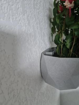 Spacer block for tight wall vases / pots