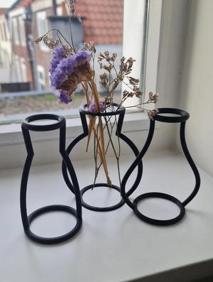 Wire vase