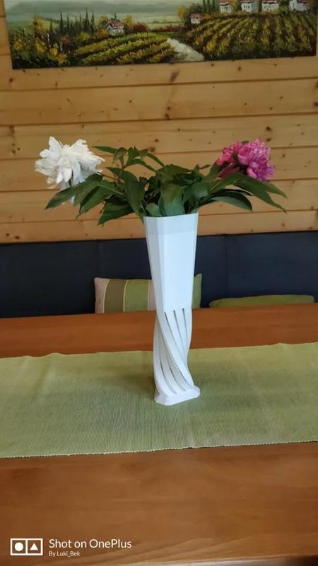 Blumenvase mit verdrehtem Unterteil (flowervase with twisted bottom part)