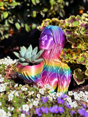 The Garden Goddess: Support-free planter with water catch tray