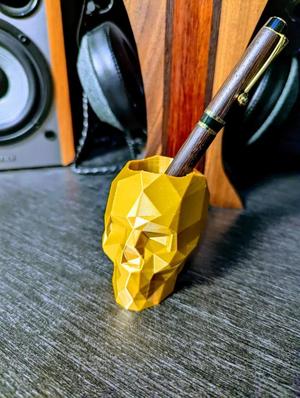 Low Poly Skull Pen/Pencil holder