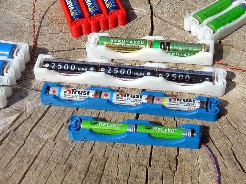Flexing battery holders with 2- and 3-cell compartments