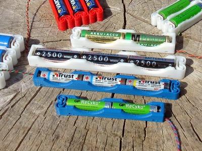 Flexing battery holders with 2- and 3-cell compartments