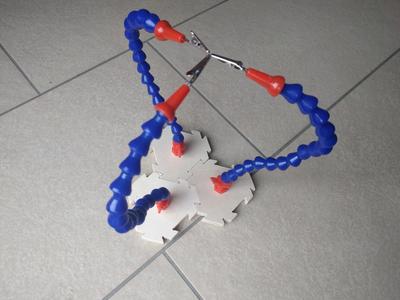 Third Hand Solder Help - universal Holder for Wires, PCBs and alike (printable and routables Files available!)