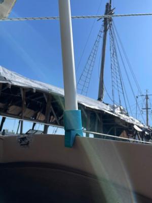 Hatch prop claw cap