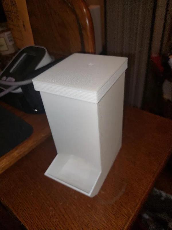 Dispensing container for medical pen needles.