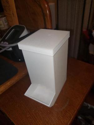Dispensing container for medical pen needles.