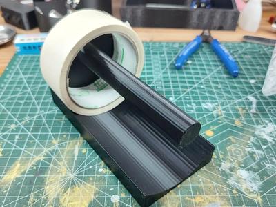 Simple tape dispenser, adaptable to most tapes