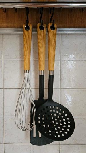 Hold ladles