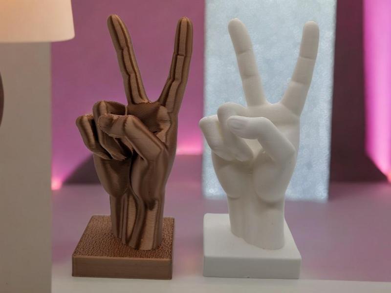 Victory Hand Statue – Symbol of Peace & Strength