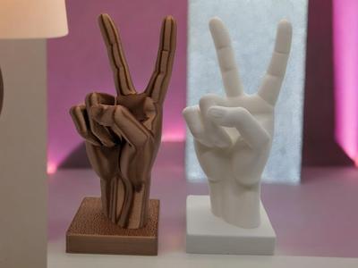 Victory Hand Statue – Symbol of Peace & Strength