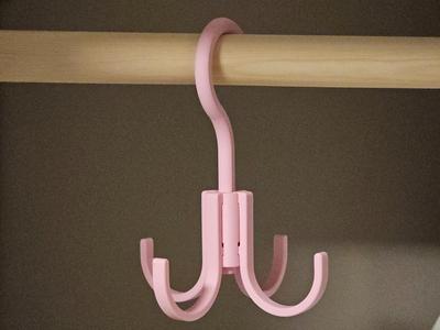 Rotating purse hanger for wardrobe