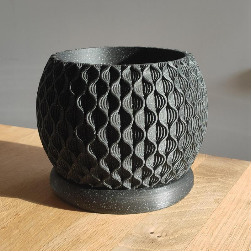 Planter with tray