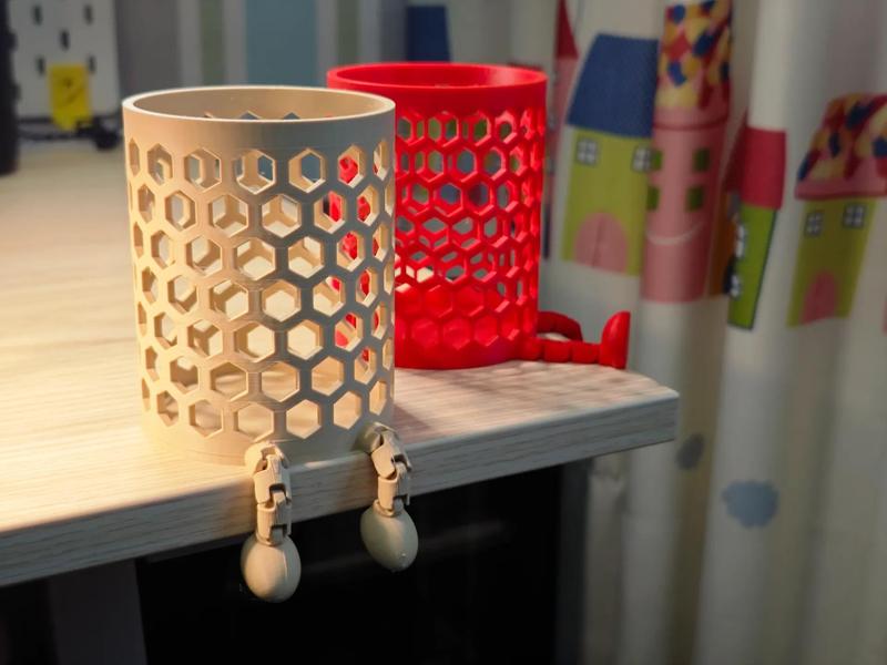 Hollow Grid Pen Holder with Legs
