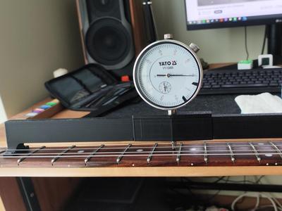 Luthier jig for flat fingerboard in guitar