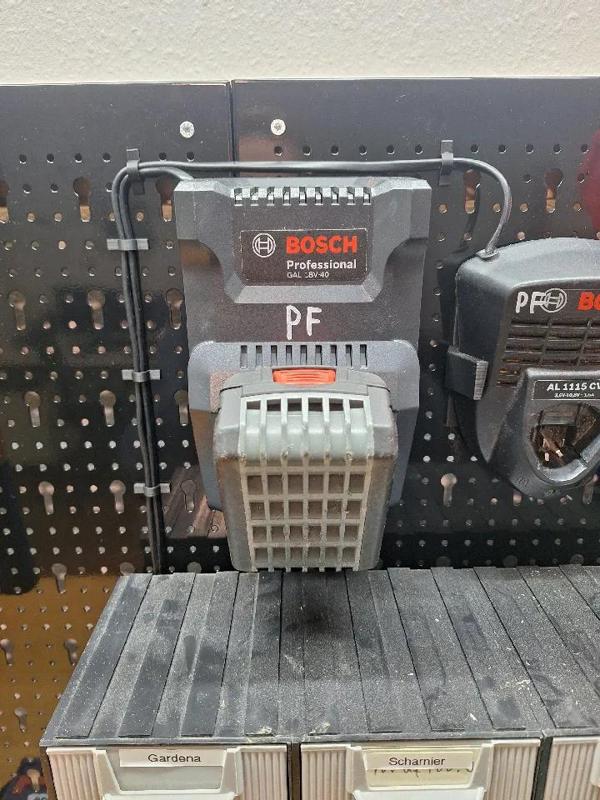 Pegboard holder for Bosch Professional GAL 18V-40/Ladegerät Halter für Lochwand   